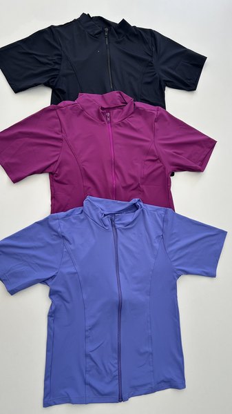 Blusa com zíper frontal