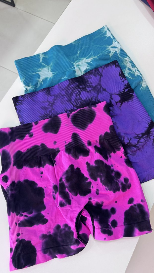 Short tie dye com empina bumbum